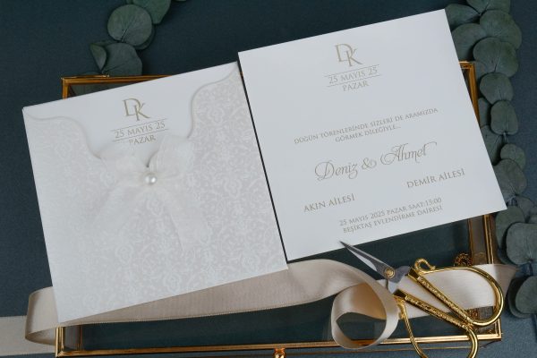 Faire Part Mariage Perle Sur Nœud Pochette Effet Dentelle