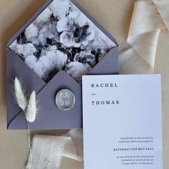 Faire Part Mariage avec Enveloppe Violette et Détails Floraux