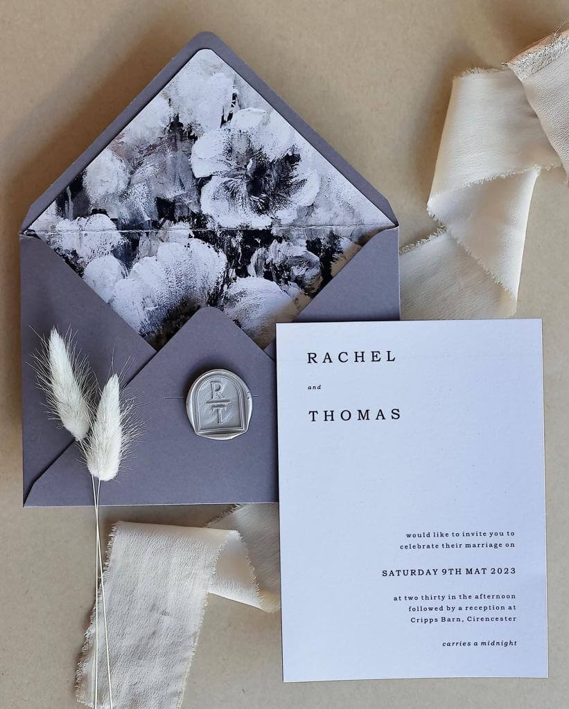 Faire Part Mariage avec Enveloppe Violette et Détails Floraux