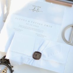 Faire Part Mariage Élégant avec Sceau de Cire et Ruban Blanc