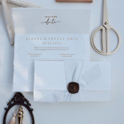 Faire Part Mariage Élégant avec Sceau de Cire et Ruban Blanc
